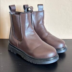 Kids brown boots. New. Never worn. Zip up. UK size 32. US size 13.5